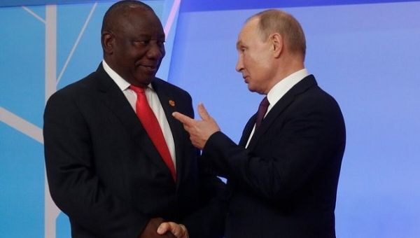 South African President Cyril Ramaphosa (L) & Russian President Vladimir Putin (R).