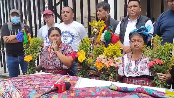 Palin Mayor Alida Vicente (L) at a press conference, Guatemala City, July 23, 2023.