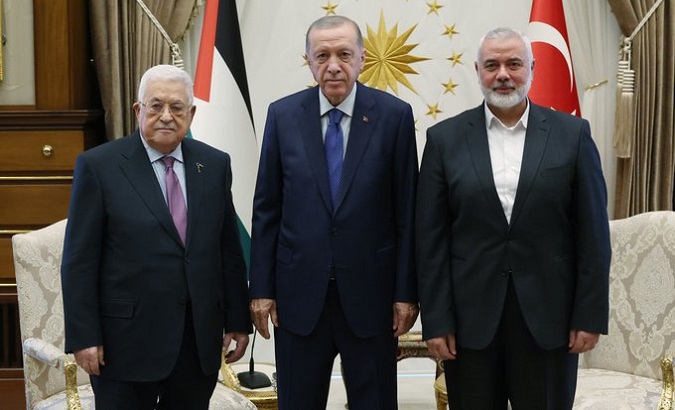 Palestinian President Mahmoud Abbas (L), Turkish President Recep Tayyip Erdogan (C) and Hamas political chief Ismail Haniyeh in Ankara.