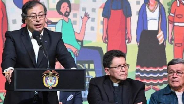 Colombian President Gustavo Petro (L) in a meeting with the leaders of the National Liberation Army and social organizations.