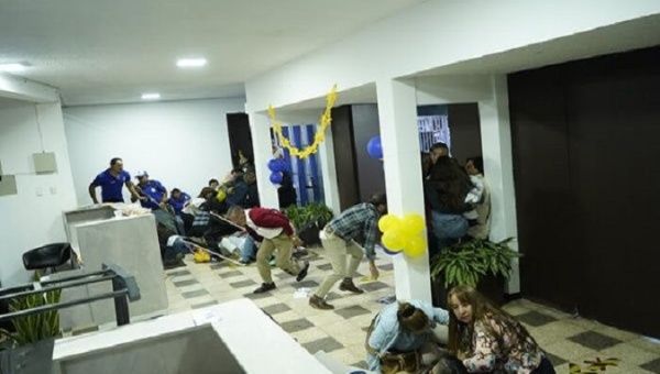 Supporters of candidate Fernando Villavicencio taking cover when they hear shots. Aug. 10, 2023.