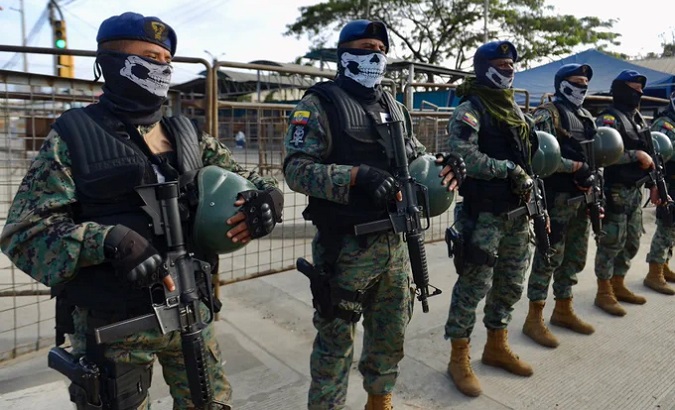 Ecuadorian security forces outside a prison, Aug. 2023.