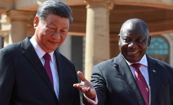 South African President Cyril Ramaphosa (R) welcomes China’s President Xi Jinping, Aug. 22, 2023.