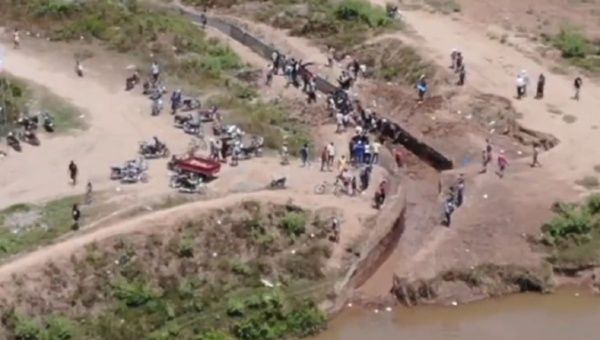 According to Homero Figueroa, spokesman of the Dominican Republic Presidency, Haitian citizens are sealing the passage of water from the Masacre River