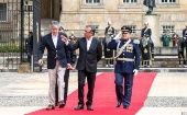 El jefe de Estado ecuatoriano fue recibido con honores militares en la Plaza de Armas de la sede presidencial.
