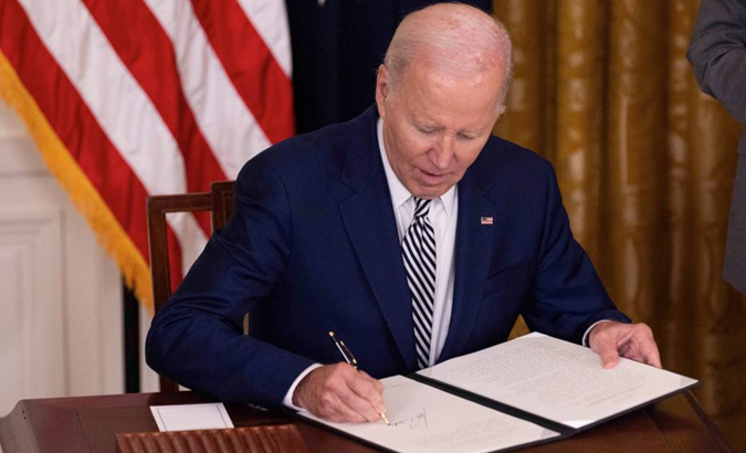 U.S. President Joe Biden signs an executive order, Washington, D.C. Oct. 30, 2023.