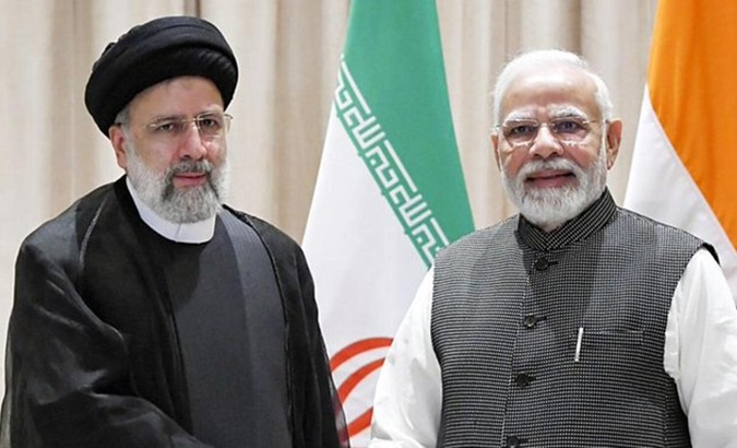 Iranian President Ebrahim Raisi (L) & Indian PM Narendra Modi (R).