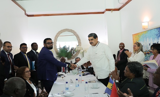 Handshake between the presidents of Venezuela, Nicolás Maduro, and his Guyanese counterpart, Irfaan Ali. Dec. 14, 2023.