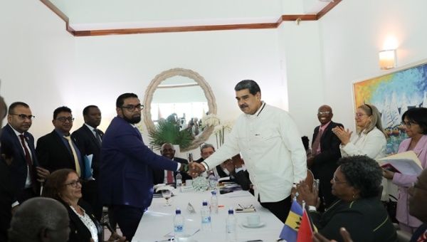 Handshake between the presidents of Venezuela, Nicolás Maduro, and his Guyanese counterpart, Irfaan Ali. Dec. 14, 2023. 