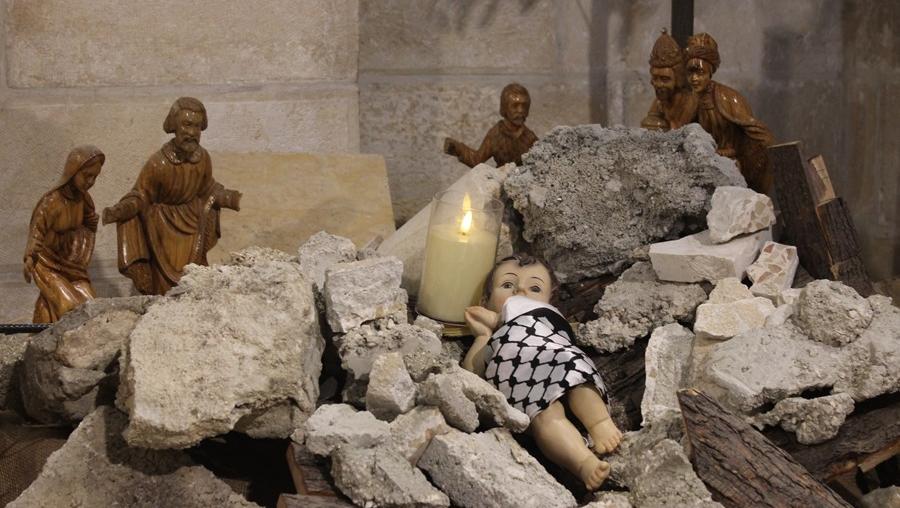 Birth mounted this Christmas in a church in Bethlehem, occupied West Bank, the Child Jesus appears among rubble to homage to the victims in Gaza.
