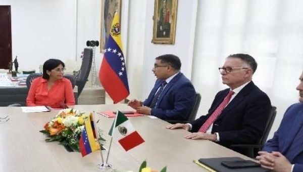 Venezuelan delegation was made up of the of Petróleos de Venezuela (Pdvsa), Pedro Tellechea, vice-president Delcy Rodríguez and other. 