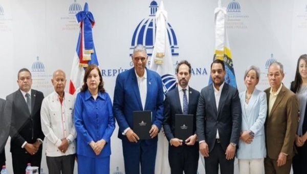 The Minister of Interior and Police, Jesús Vázquez Martínez, and the president of Crime Stoppers, Alejandro Javier Campos, signed the understanding agreement at the Interior and Police headquarters. Jan. 18, 2024. 
