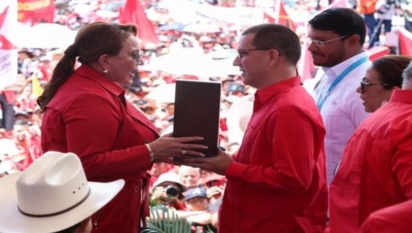 President Nicolás Maduro thanks Francisco Morazán Order granted by Honduras. Jan. 29, 2024. 