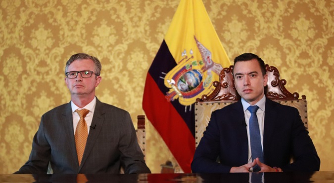Ministry of Finances and Prices, Juan Carlos Vega (R) and Daniel Noboa (L), president of Ecuador
