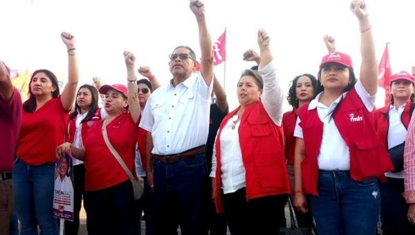 Simon Paz (C), the FMLN candidate for mayor of San Salvador Centro.