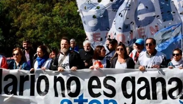 Argentine teachers protesting, 2024.