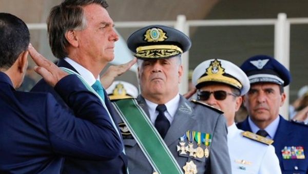 Former President Jair Bolsonaro (2L).