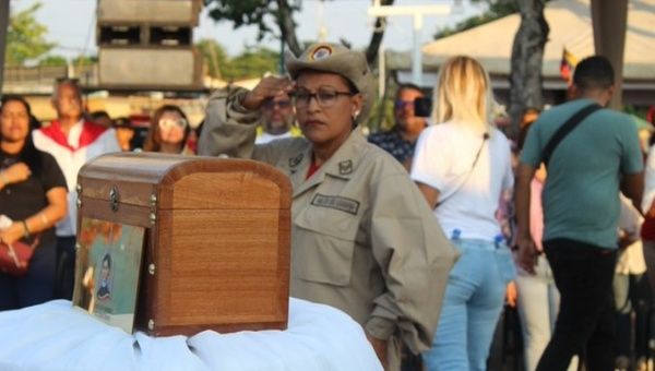 Bolivarian militiawoman greets the remains of the pro-independence heroines, March 8, 2024.