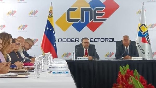 Venezuelan FM Yvan Gil (G) and CNE President Elvis Amoroso, April 4, 2023, 