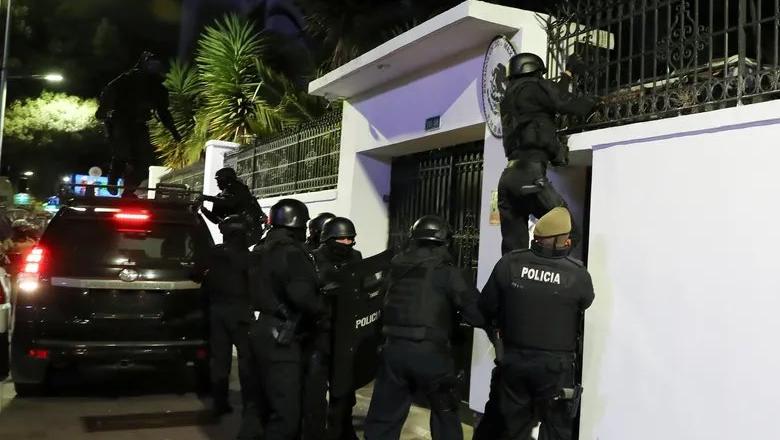 Ecuadorian Police entering to the Mexican Embassy in Quito.