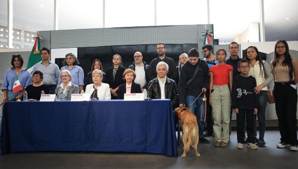 Diplomatic staff and their families who were in Ecuador with the FM Alicia Bárcena (table, in the middle).