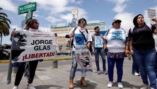 Citizens demanding the release of Jorge Glas, April 11, 2023.