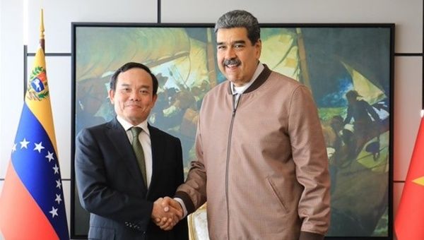 Vietnam's Deputy PM Tran Luu Quang (L) & Venezuelan President Nicolas Maduro (R).