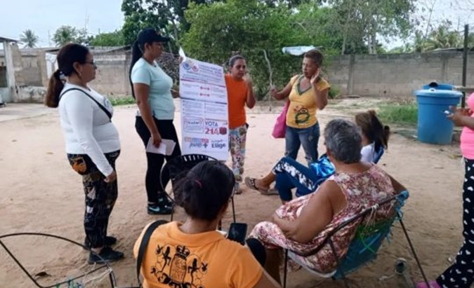 Members of a community in Monagas participate in the preparations for the popular consultation.