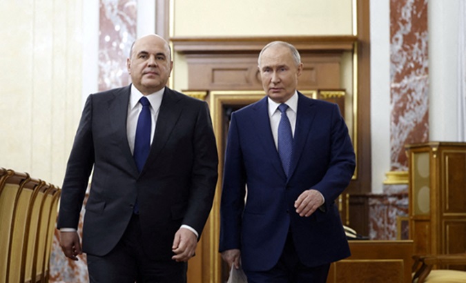 Mikhail Mishustin (L) and Vladimir Putin (R).