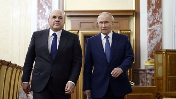 Mikhail Mishustin (L) and Vladimir Putin (R).