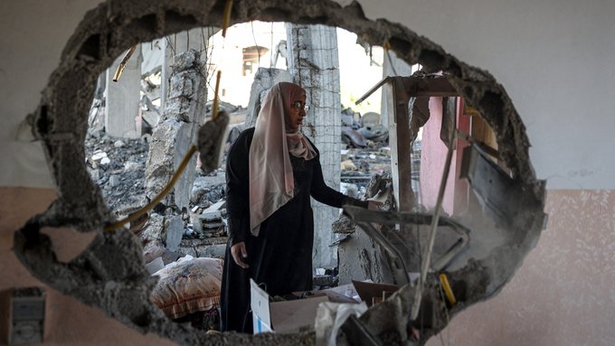 Palestinian Woman in the middle of the ruins, May 2024