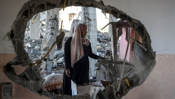 Palestinian Woman in the middle of the ruins, May 2024