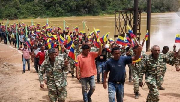 Venezuelans on the bridge over the Cuyuni River in Guayana Esequiba, May 13, 2024.