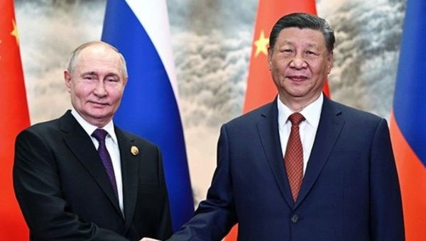 Presidents Vladimir Putin (L) and Xi Jinping (R).