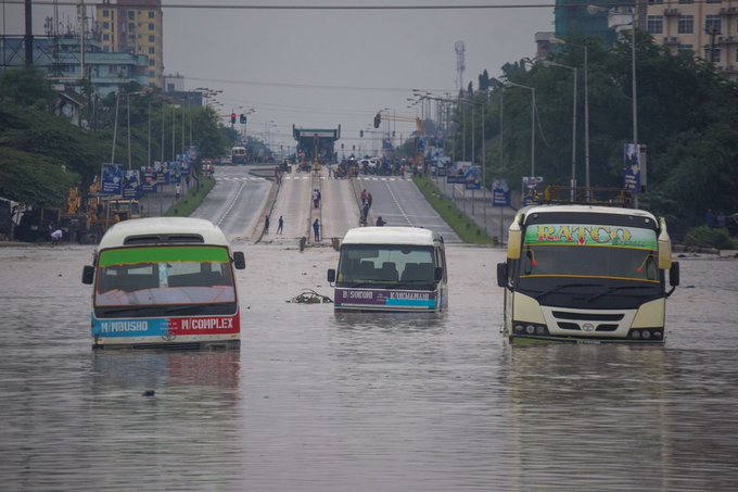 Floods in public streets in Somalia, May 2024