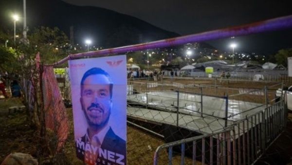 Nine Mexicans Dead and 50 Injured in Campaign Stage Collapse