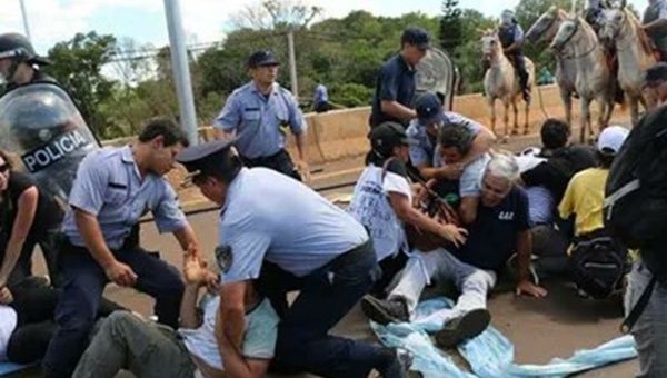 Police repress teachers in the province of Misiones, May 23, 2024.