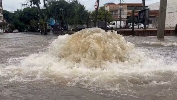 Water overflows from the Porto Alegre sewer system, May 23, 2024.