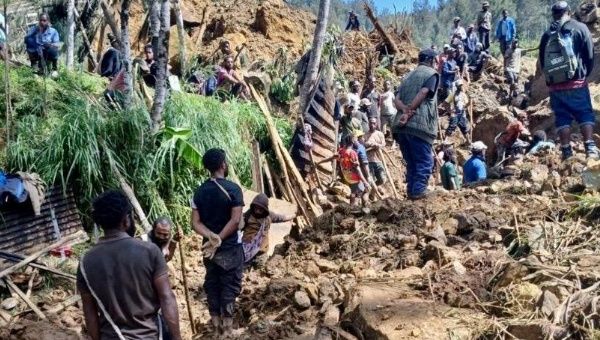 UN agencies rsecuers en the mudslide place, Kaokalam, PNG.