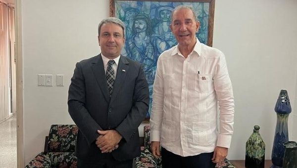 Cuban Minister of Higher Education, Dr. C. Walter Baluja García (L) and his Dominican counterpart Franklin García Fermín.