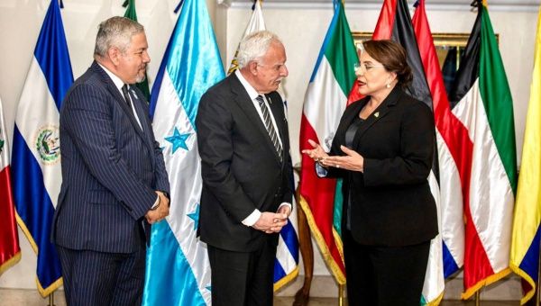 Minister of the Presidency of Palestine, Riyad Al Malki (C) and the President of Honduras Xiomara Castro (R).