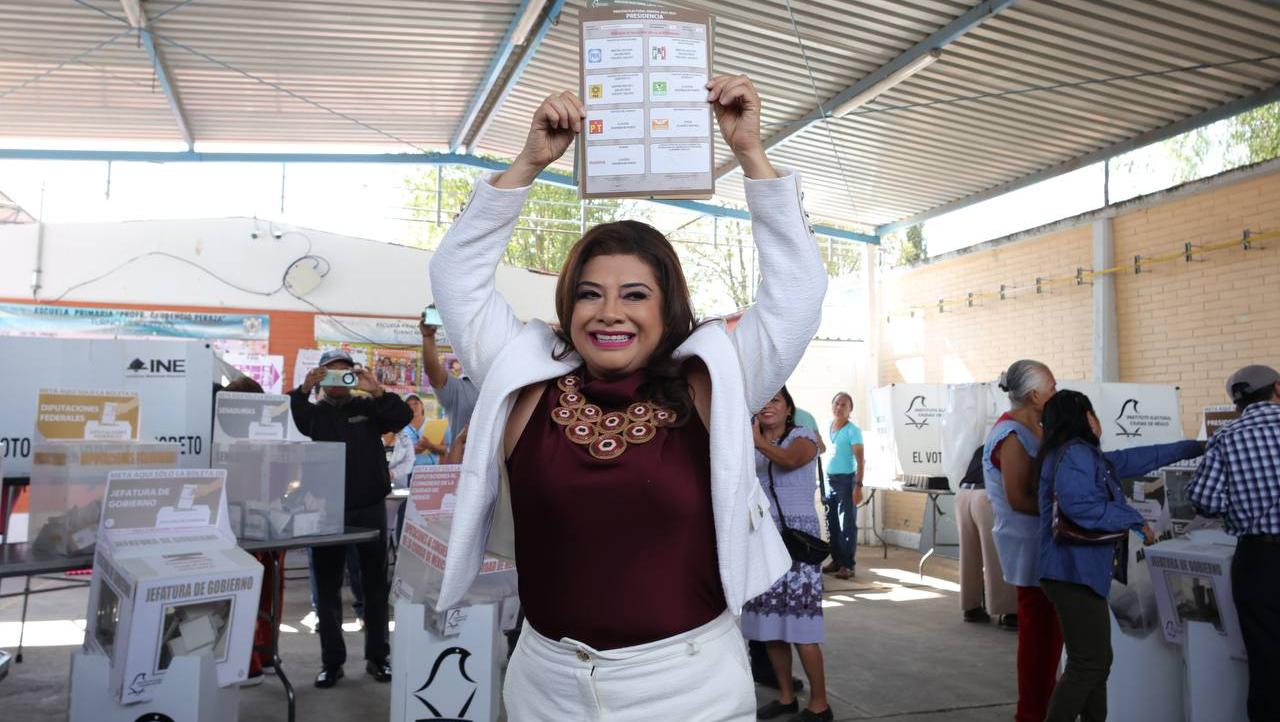 Clara Brugada when she casted her right to vote this Sunday in CDMX.