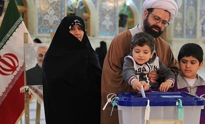 Iranian citizen votes accompanied by his family.